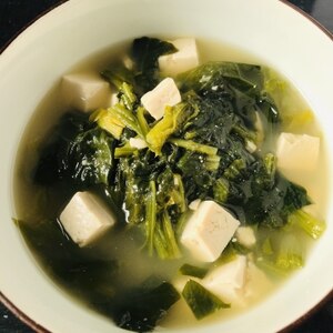 シンプルな味わい　小松菜と豆腐の味噌汁